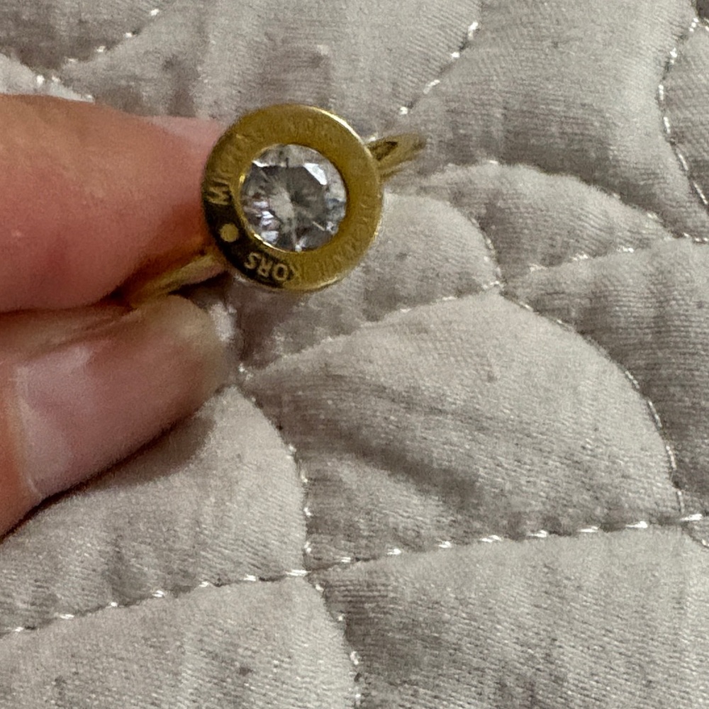 Elegant Gold-Tone Ring with Clear Stone Michael Kors - Picture 3 of 3